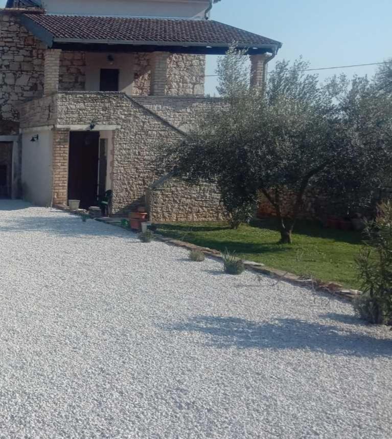 Holiday Home Stancija Becic Mugeba Bagian luar foto